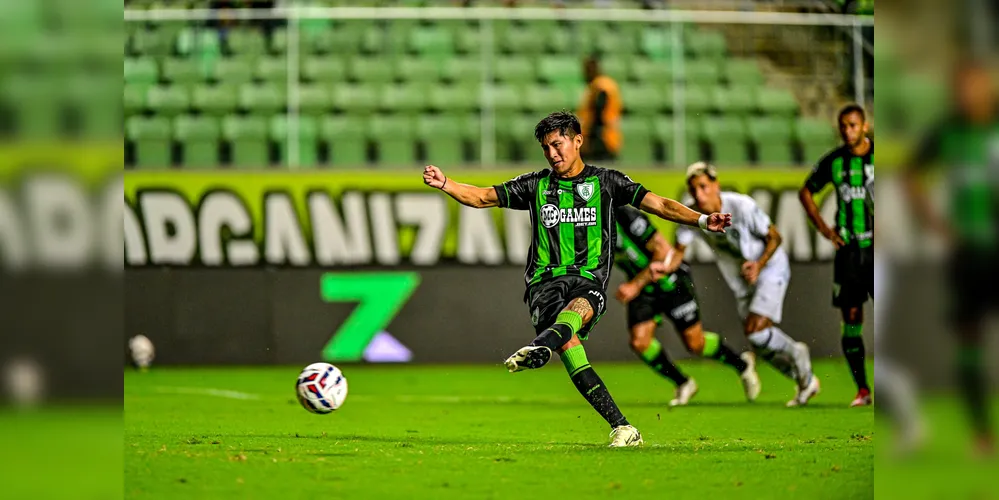 Miguelito batendo pênalti para o América Mineiro