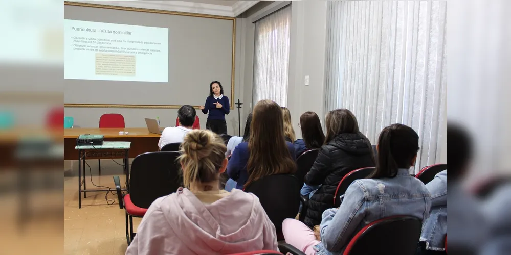 A atividade foi ministrada pela Dra. Sheila Viegas, pediatra do município