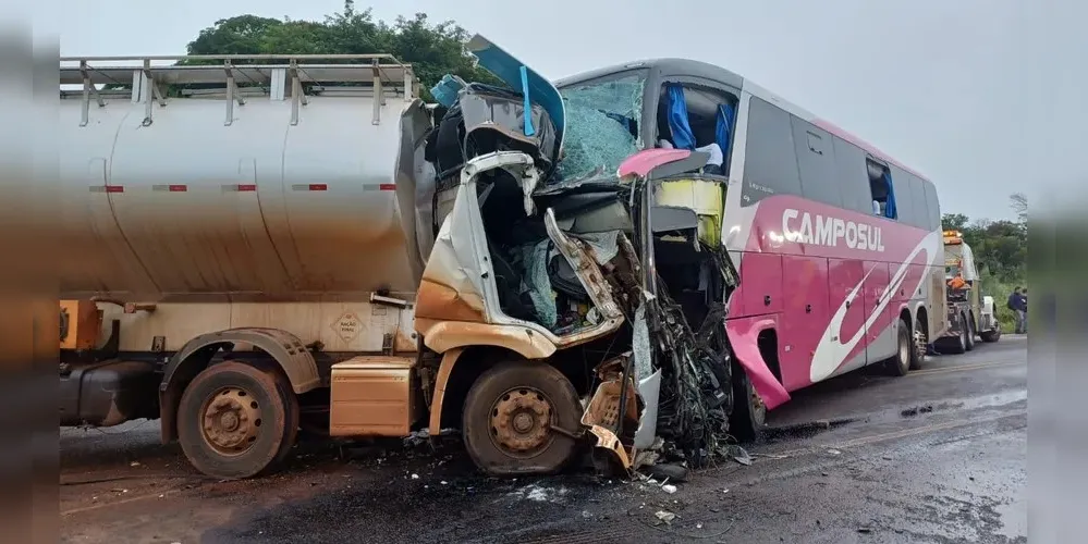 Conforme a Polícia Rodoviária Federal (PRF), a colisão aconteceu por volta das 4h20