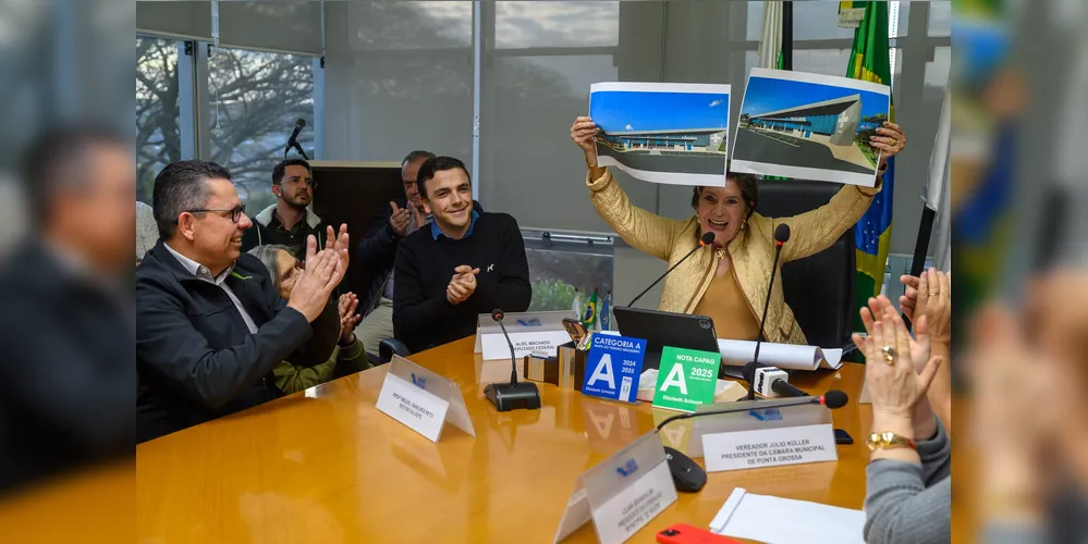 A prefeita Elizabeth Schmidt ao lado de autoridades no anúncio da Policlínica