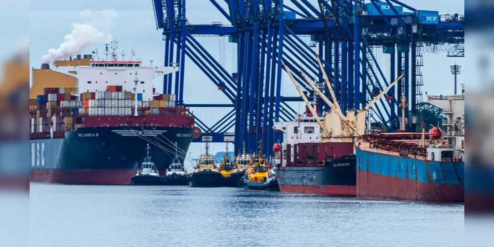 Navio carregando em Porto de Paranaguá
