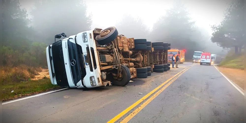 Veículo ficou sobre a via, interditando uma faixa
