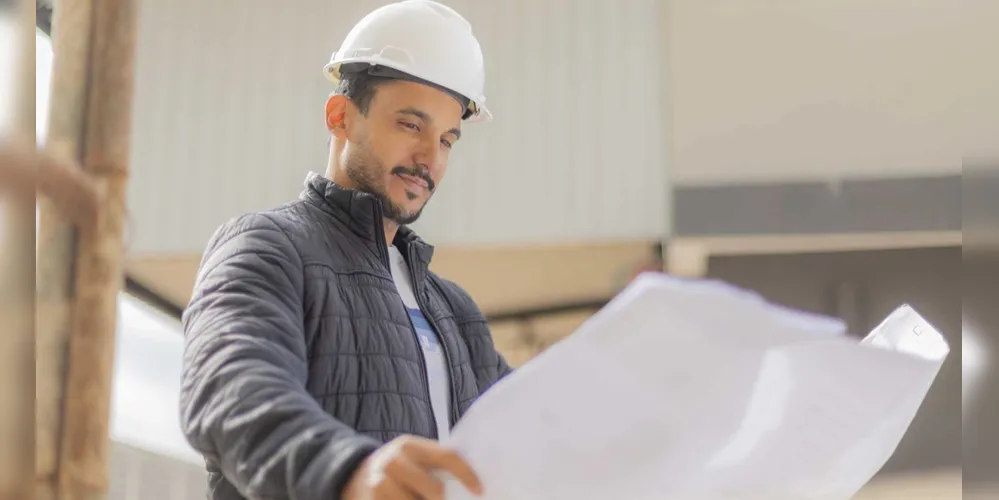 Engenheiro analisando os projetos durante a especialização