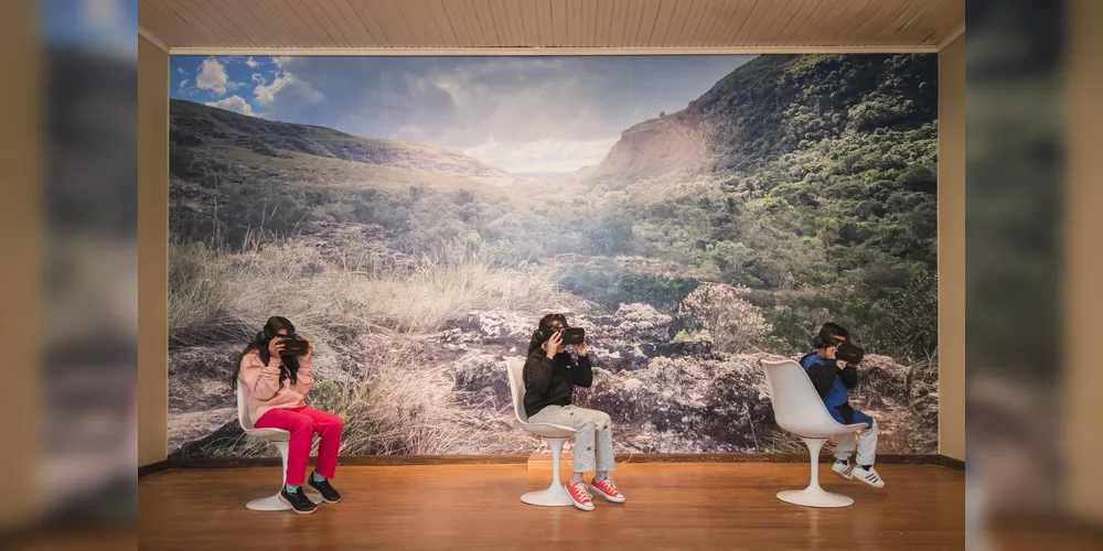 Conta também com uma novidade tecnológica: a experiência de realidade virtual com o vídeo “Ancoragem”, que permite ao público vivenciar as percepções da artista na paisagem da Escarpa, em 360 graus