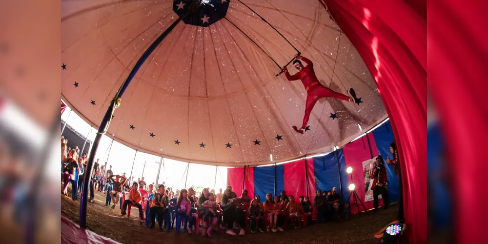 As apresentações contaram com uma programação diversificada e atrações que arrancaram aplausos e gargalhadas do público