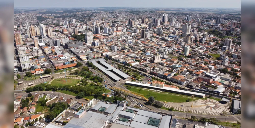 O documento busca assegurar que o desenvolvimento de Ponta Grossa ocorra de forma ordenada e alinhada com o Plano Diretor