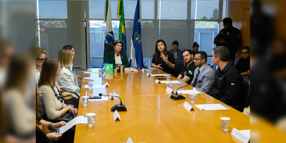 Reunião do Departamento da Mulher, com a prefeita Elisabeth Schmidt e a secretária da família, Camila Sanches