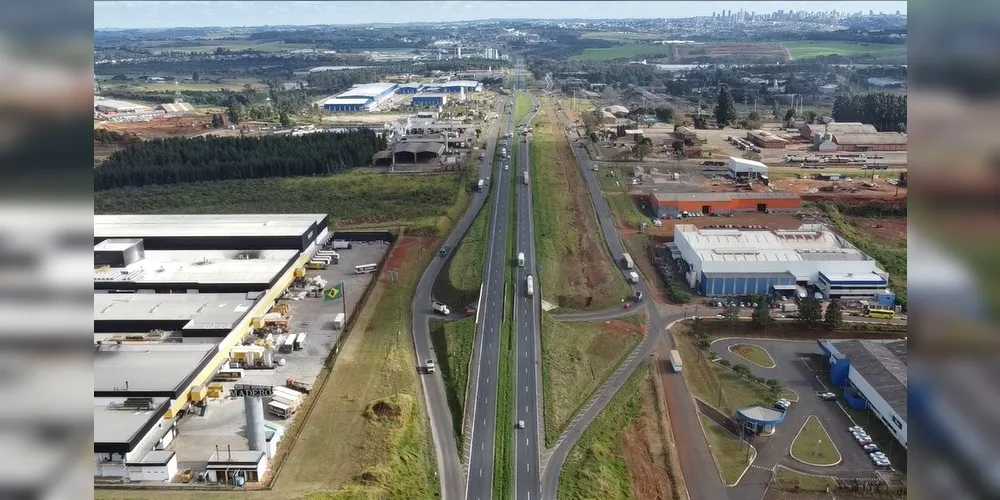 Vista aérea da BR-376, em Ponta Grossa