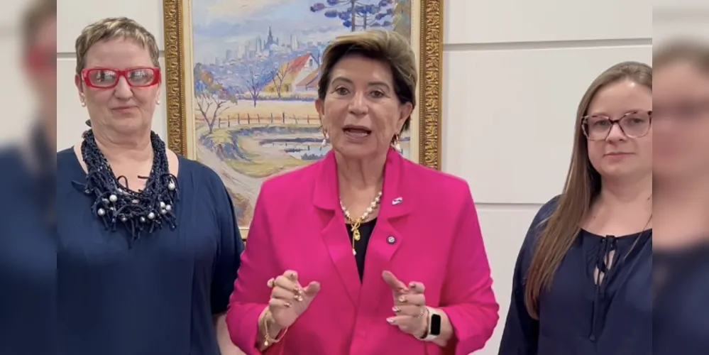 Liliam Brandalise, presidente da Fundação Municipal de Saúde, a prefeita Elizabeth Schmidt (União), e Francielly de Souza, gerente do Núcleo de Educação Permanente