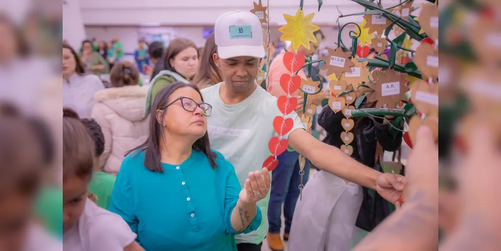 O momento marcante do tributo prestado pelos HU-UEPG é a decoração da Árvore da Vida