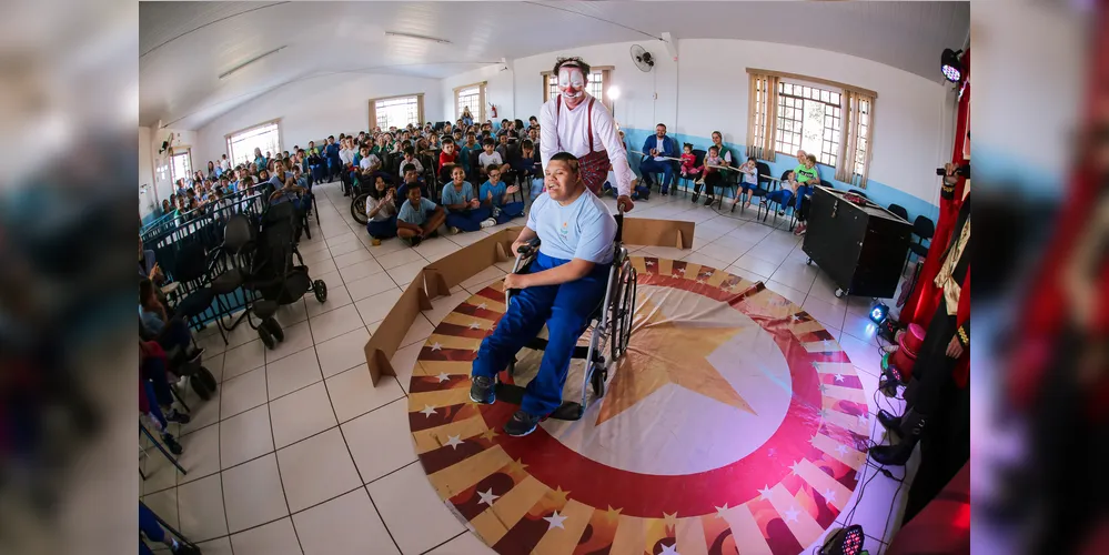 Foram 22 apresentações circenses gratuitas e 11 oficinas de circo, todas adaptadas de forma lúdica e interativa para o público com deficiência