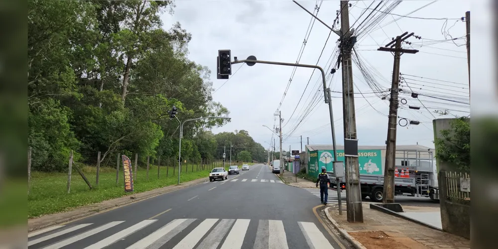 Exemplo de semáforo com radar em Ponta Grossa