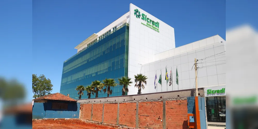 Terrenos serão limpos, para serem preparados para receber as obras da nova sede