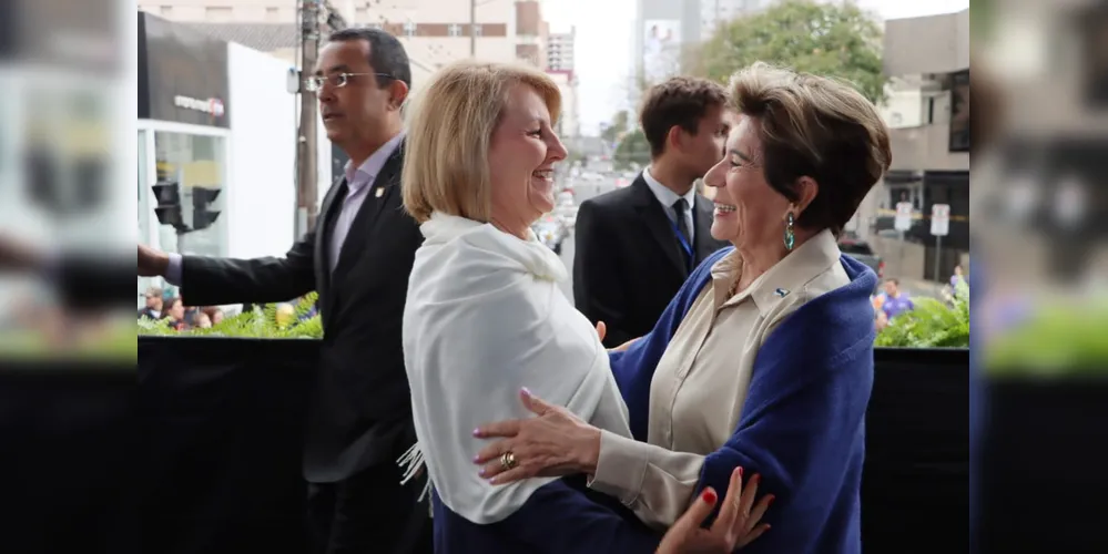 Márcia Huçulak e prefeita Elizabeth Schmidt