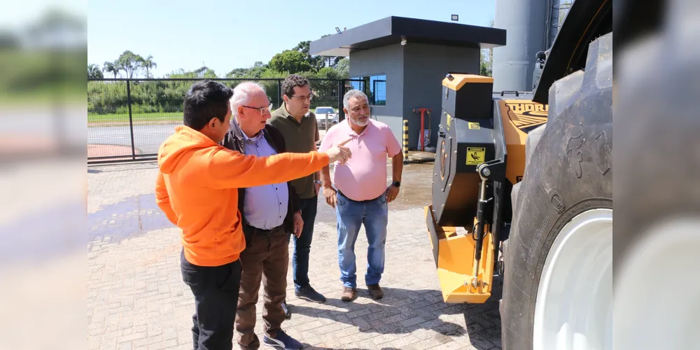 O prefeito Reinaldo Cardoso foi pessoalmente receber o maquinário