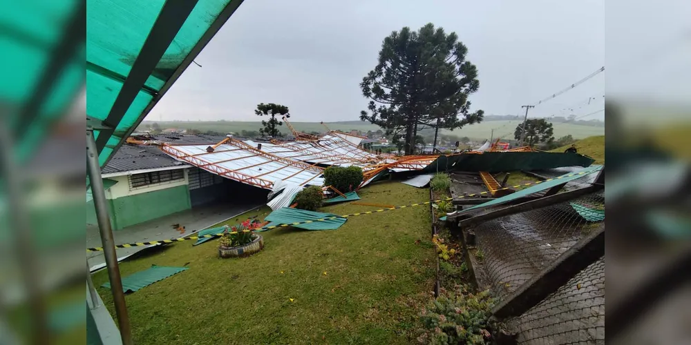 Foram registrados destelhamentos em Ponta Grossa no domingo (21), afetando 22 casas e uma escola