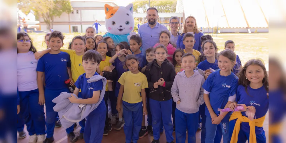 Secretário de educação do estado em registro com alunos