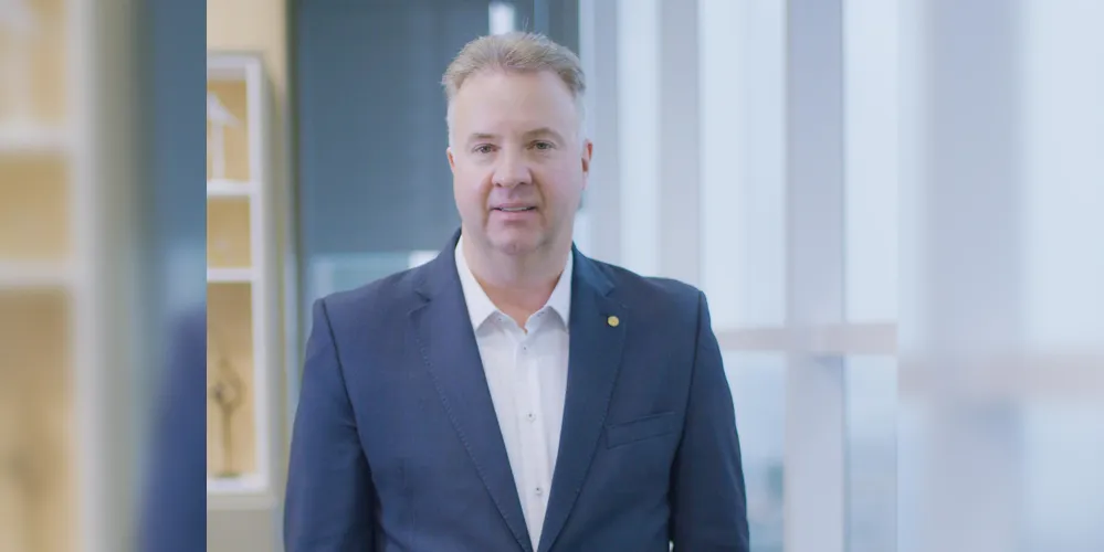 O presidente da Sicredi Campos Gerais e Grande Curitiba PR/SP, Marcio Zwierewicz, celebra na próxima quinta-feira (30) mais um ano de vida. Com mais de 26 anos dedicados ao cooperativismo, Marcio construiu um legado pautado em compromisso, integridade e excelência. Sua atuação em prol do desenvolvimento regional e do fortalecimento do cooperativismo é um exemplo de liderança inspiradora. Ao longo de sua trajetória, vem somando conquistas e consolidando a presença da Sicredi, sempre com visão de futuro e uma dedicação ímpar àqueles que confiam em seu trabalho. Da Coluna RC, desejamos a Marcio um novo ciclo repleto de realizações, saúde e muitos motivos para brindar à vida!