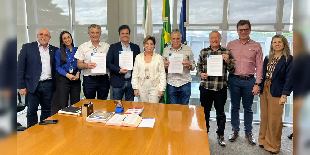 Entrega dos documentos aconteceu na Prefeitura de Ponta Grossa