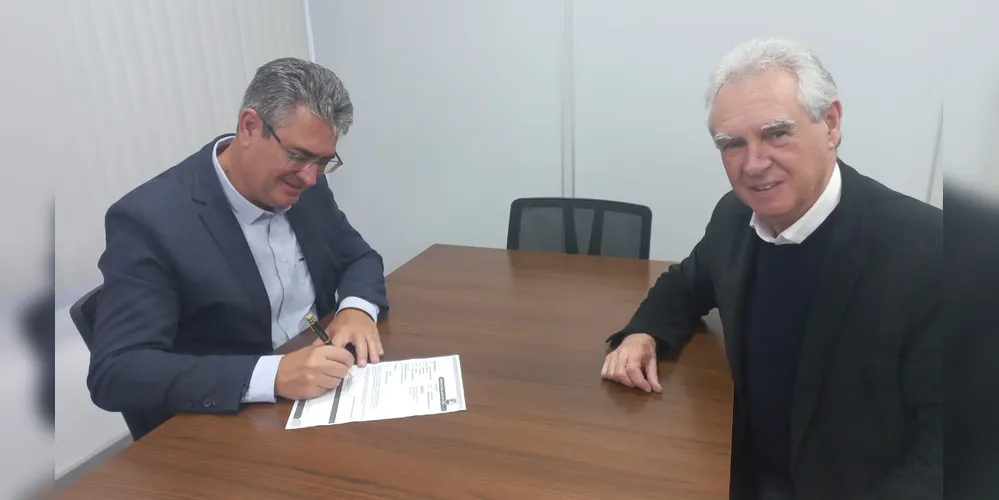 O presidente da Câmara Municipal de Ponta Grossa, Julio Küller (MDB), e o  presidente estadual da Associação dos Servidores Públicos do Paraná (ASPP), José Carlos Milani
