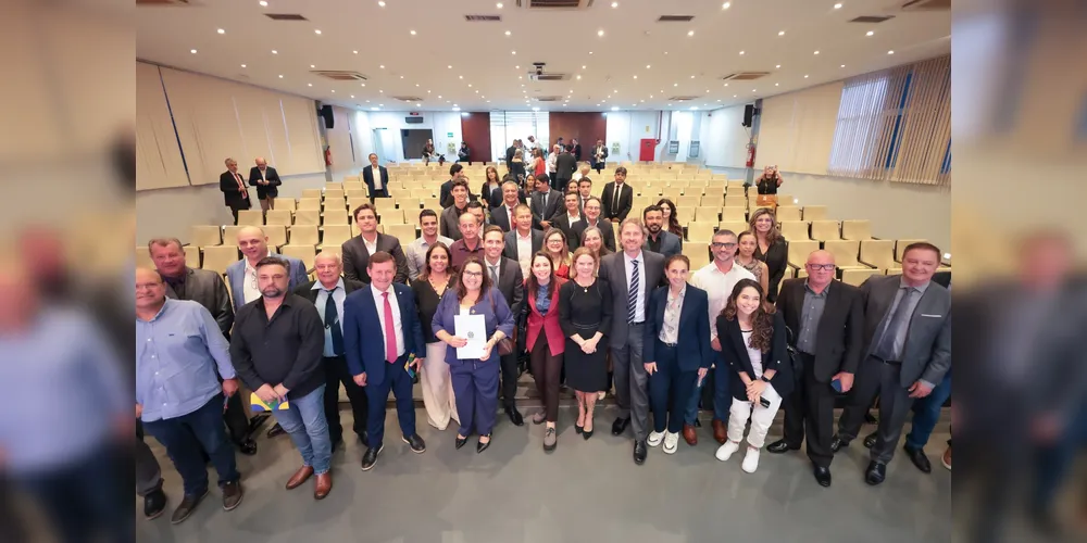 Gleisi esteve reunida com representantes dos municípios nesta terça-feira (24)