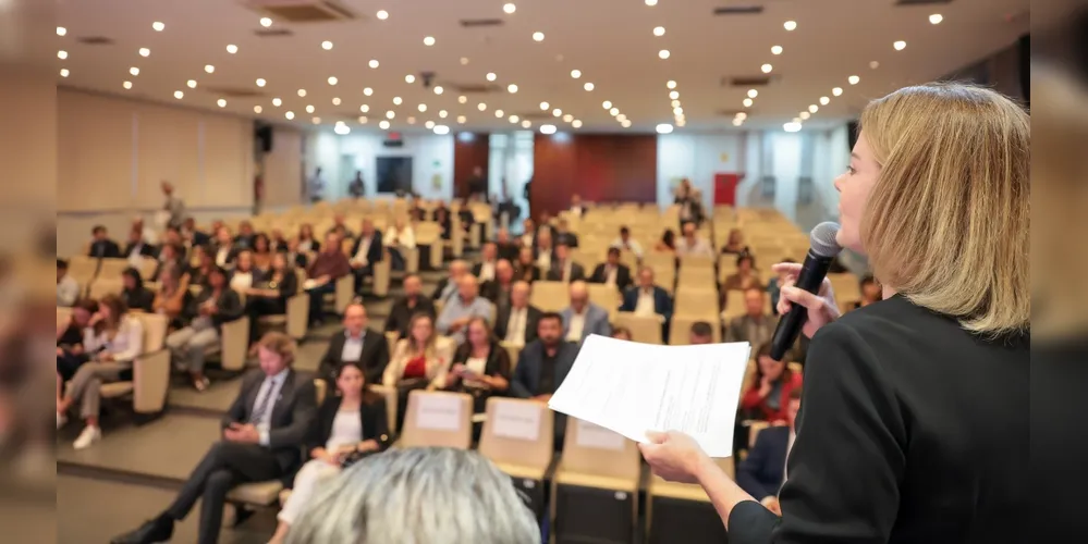 Ministra Gleisi Hoffmann durante reunião com prefeitos paranaenses e representantes de associações municipais em Brasília