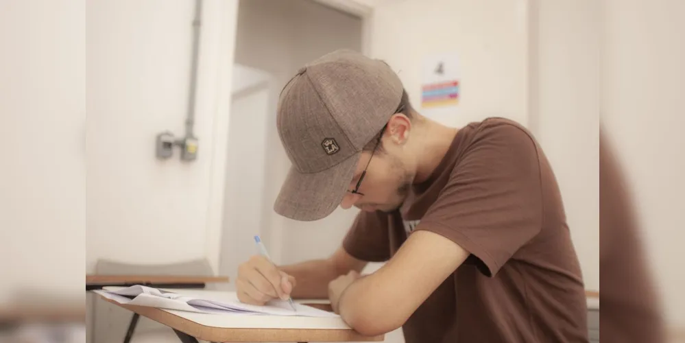 São oferecidas à comunidade aulas de inglês, francês, espanhol, libras e português