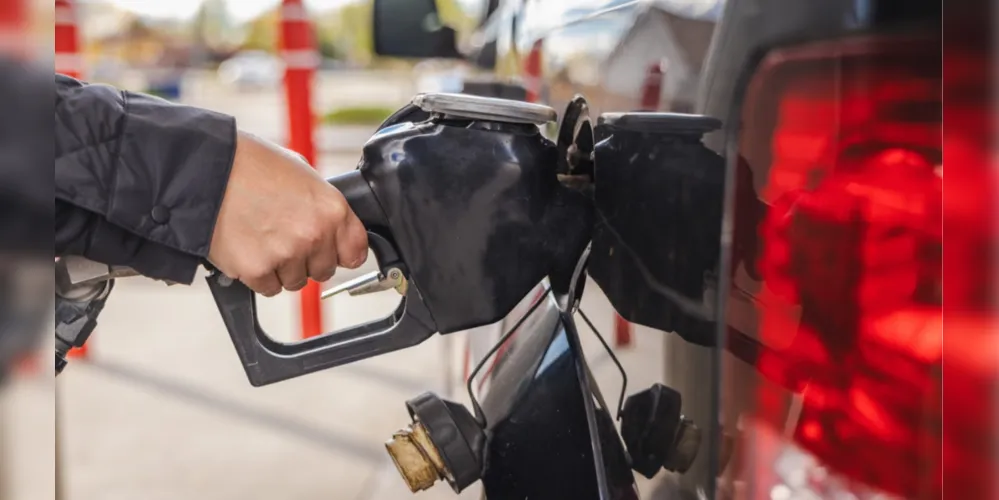 Registro de um homem abastecendo seu veículo